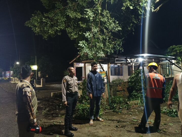 Cuaca ekstrem Berupa Angin Kencang, Perhatian Serius Jajaran Polsek Lubuk Linggau Utara II. Menindaklanjuti Dampak Kerusakan yang Ditimbulkan