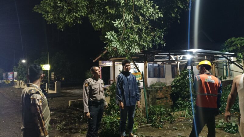 Cuaca ekstrem Berupa Angin Kencang, Perhatian Serius Jajaran Polsek Lubuk Linggau Utara II. Menindaklanjuti Dampak Kerusakan yang Ditimbulkan