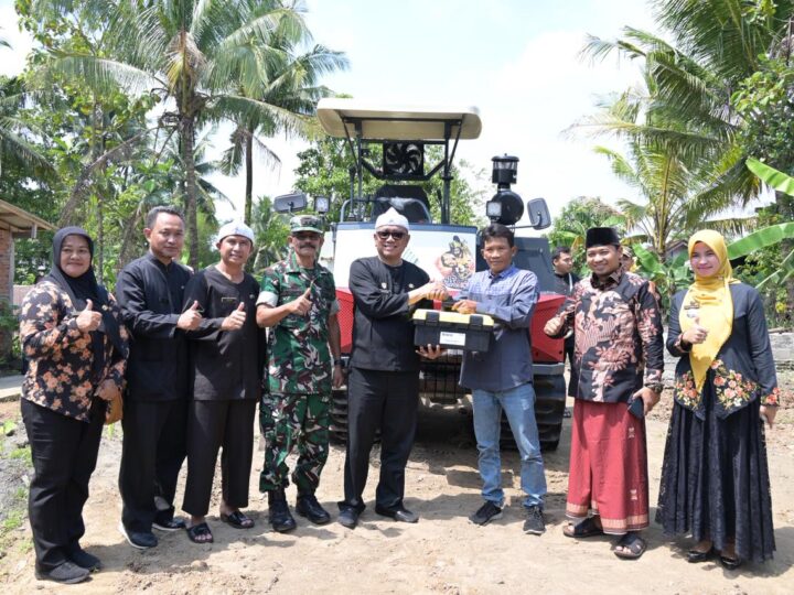 Wali Kota Banjar Serahkan Traktor Crawler, Perkuat Modernisasi Pertanian