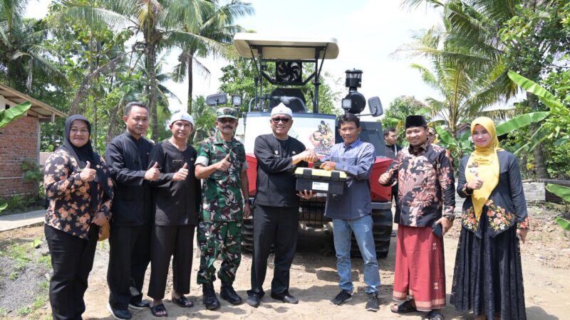 Wali Kota Banjar Serahkan Traktor Crawler, Perkuat Modernisasi Pertanian