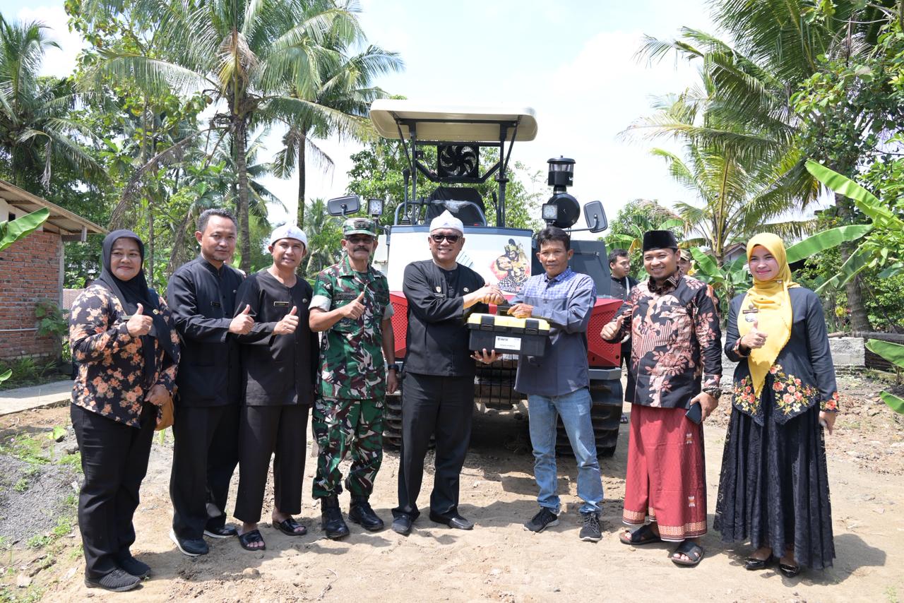 Wali Kota Banjar Serahkan Traktor Crawler, Perkuat Modernisasi Pertanian