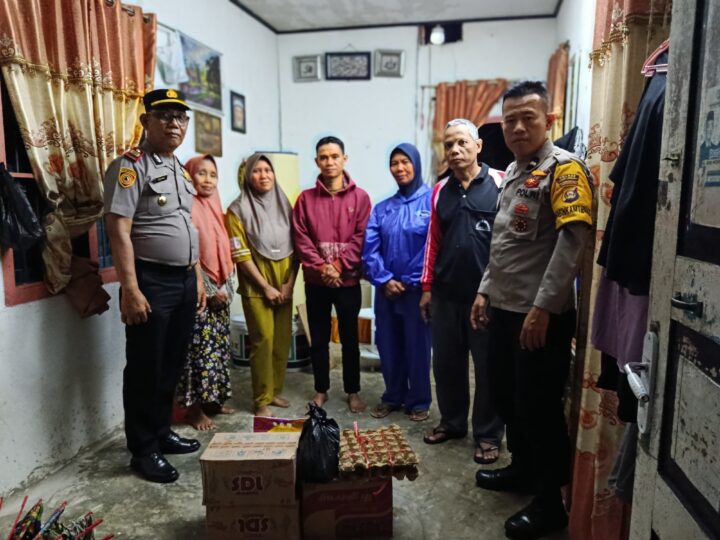 BENTUK KEPEDULIAN DAN DUKUNGAN,POLSEK LUBUK LINGGAU TIMUR 1 BERSAMA PEMLUR WIRAKARYA MEMBERIKAN BANTUAN SOSIAL KEPADA WARGA YANG KENA MUSIBAH BERCANA ALAM.