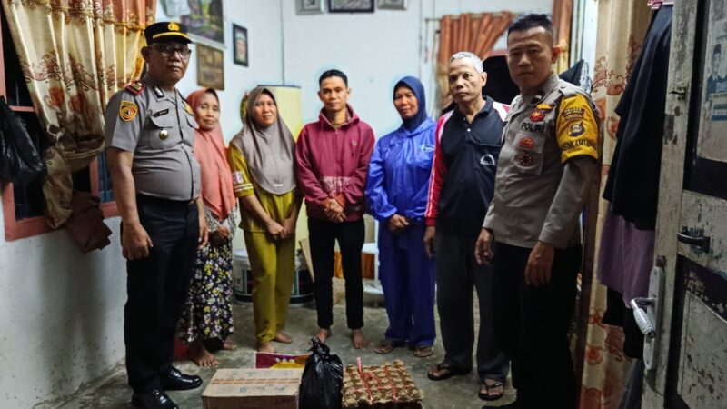 BENTUK KEPEDULIAN DAN DUKUNGAN,POLSEK LUBUK LINGGAU TIMUR 1 BERSAMA PEMLUR WIRAKARYA MEMBERIKAN BANTUAN SOSIAL KEPADA WARGA YANG KENA MUSIBAH BERCANA ALAM.