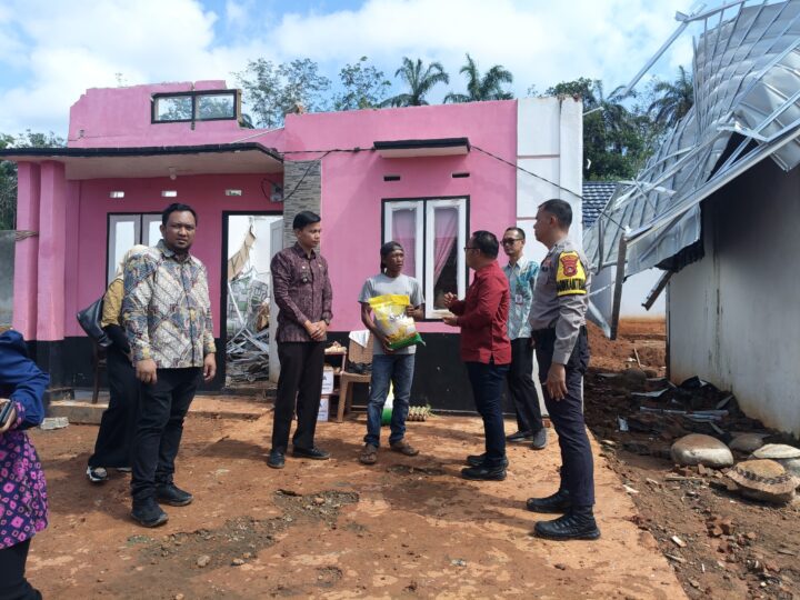 BENTUK SALING PEDULI,SINERGI TIGA PILAR RINGANKAN BEBAN WARGA YANG KENA MUSIBAH BENCANA ALAM PUTING BELIUNG