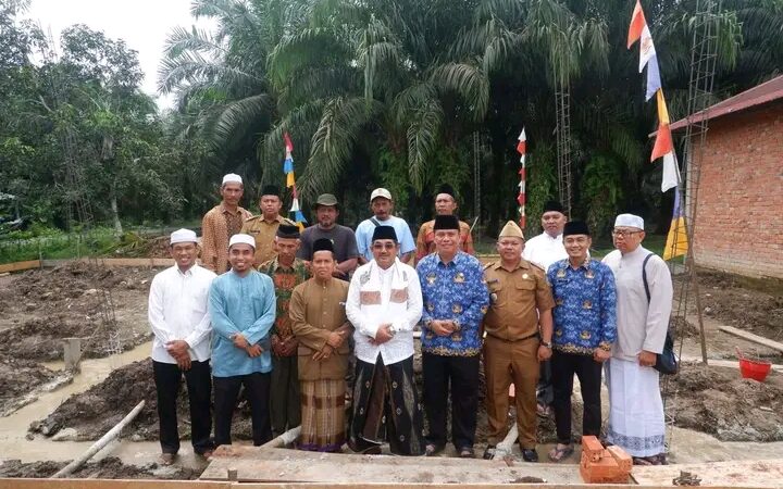 Peletakan Batu Pertama Madrasah di Betara, Bupati Anwar Sadat Dorong Kolaborasi Wujudkan Pendidikan Berkualitas