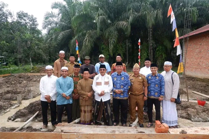 Peletakan Batu Pertama Madrasah di Betara, Bupati Anwar Sadat Dorong Kolaborasi Wujudkan Pendidikan Berkualitas