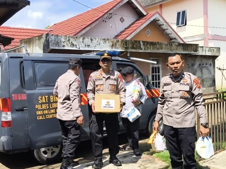 Sat Binmas Polres Lubuk Linggau Sambangi kediaman Bapak Zulkarnain, Driver Ojek Online Korban Kecelakaan Lalu Lintas, Serahkan bantuan Sembako