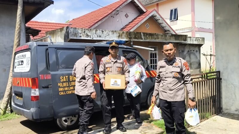 Sat Binmas Polres Lubuk Linggau Sambangi kediaman Bapak Zulkarnain, Driver Ojek Online Korban Kecelakaan Lalu Lintas, Serahkan bantuan Sembako