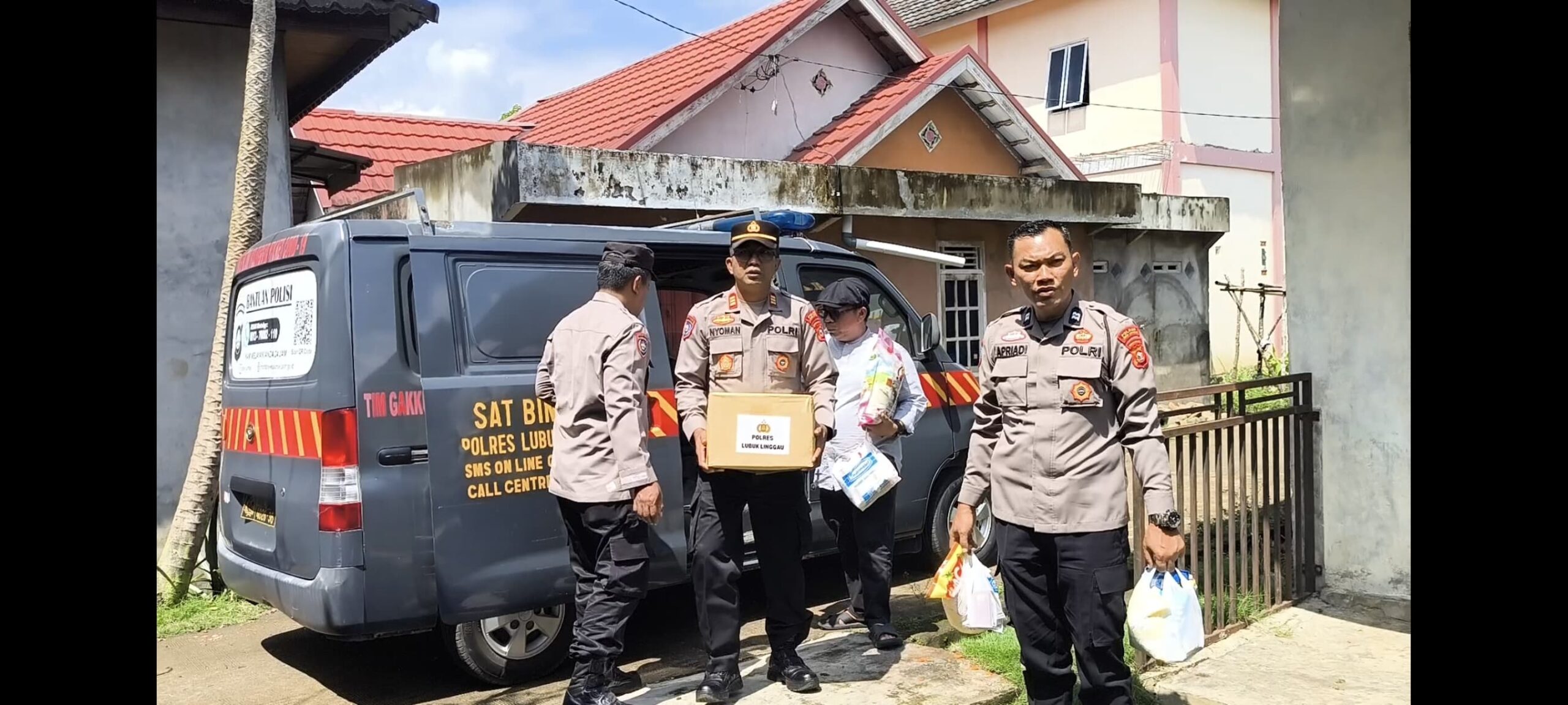 Sat Binmas Polres Lubuk Linggau Sambangi kediaman Bapak Zulkarnain, Driver Ojek Online Korban Kecelakaan Lalu Lintas, Serahkan bantuan Sembako