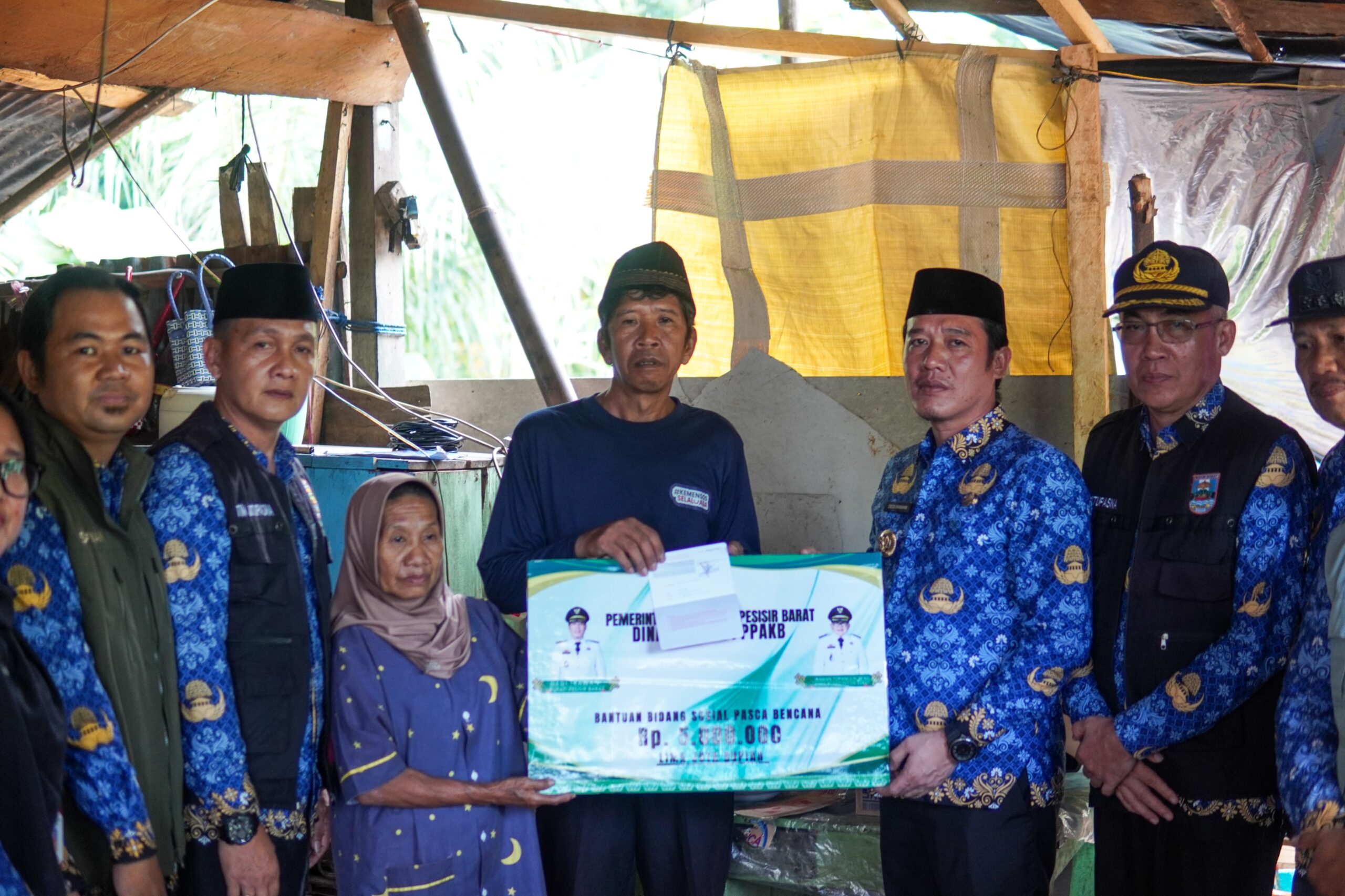 BUPATI DEDI IRAWAN SERAHKAN BANTUAN KEPADA KORBAN KEBAKARAN DAN POHON TUMBANG, WUJUD NYATA KEPEDULIAN PEMERINTAH DAERAH