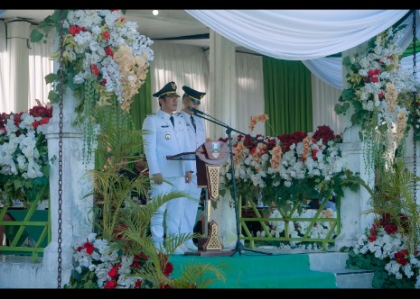 PEMKAB PESIBAR SUKSESKAN UPACARA PERINGATAN HUT KE-13 KABUPATEN PESISIR BARAT DI LABUHAN JUKUNG