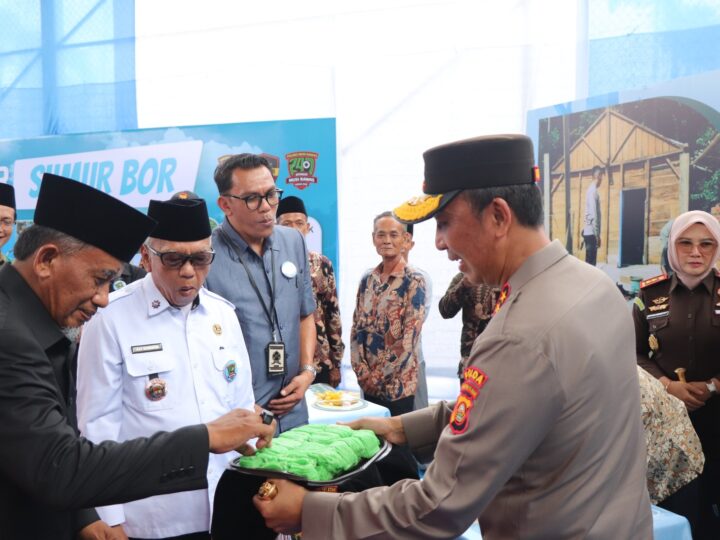 Kapolda Sumsel, Dapat Hadiah Gethuk Dari Warga Musi Rawas