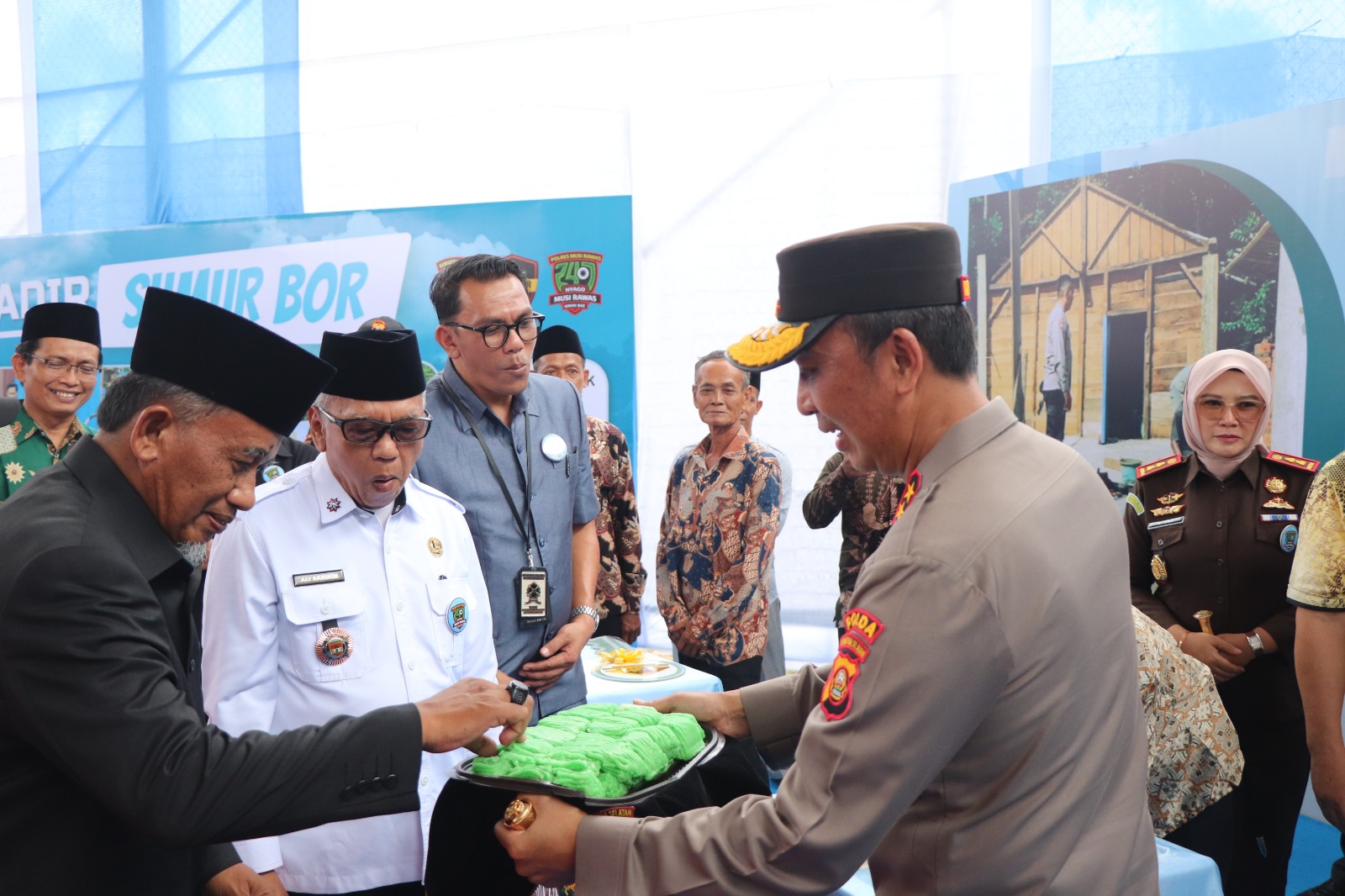 Kapolda Sumsel, Dapat Hadiah Gethuk Dari Warga Musi Rawas