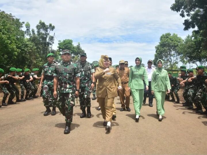 Bupati Musi Rawas Hj Ratna Machmud Dampingi Danrem 044/Gapo Dalam Rangka Meninjau Marshalling Area (MA) Yonif TP 947/Pangeran Amin