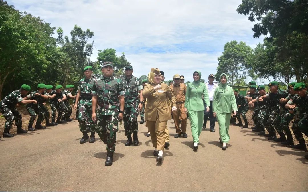 Bupati Musi Rawas Hj Ratna Machmud Dampingi Danrem 044/Gapo Dalam Rangka Meninjau Marshalling Area (MA) Yonif TP 947/Pangeran Amin