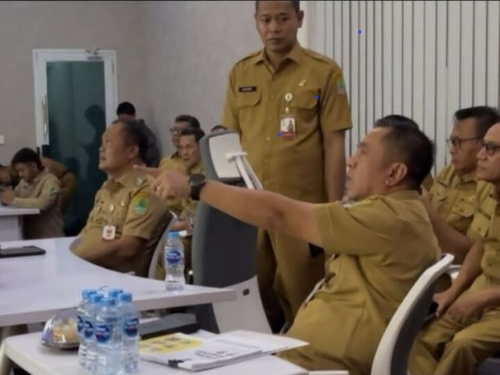 Bupati Karawang Aep Syaepuloh Ancam Mutasi ASN Tak Disiplin