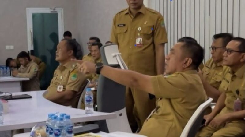Bupati Karawang Aep Syaepuloh Ancam Mutasi ASN Tak Disiplin