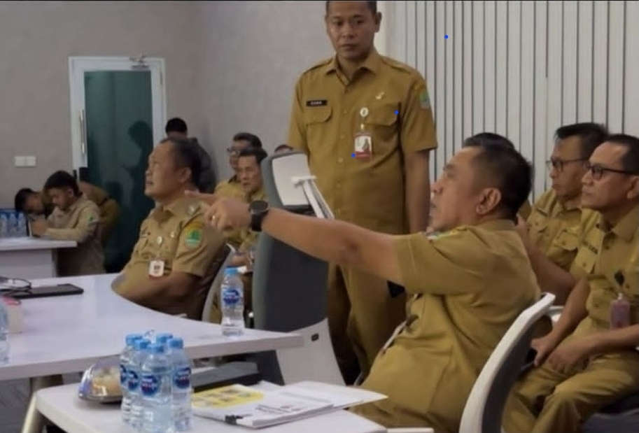 Bupati Karawang Aep Syaepuloh Ancam Mutasi ASN Tak Disiplin