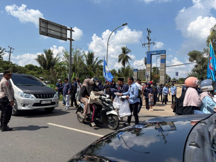 Mayday di Kota Lubuk Linggau Bersinergi, Buruh Bersama Aparat kepolisian Aksi Sosial Bagikan Nasi Kotak Kepada Pengguna Jalan 