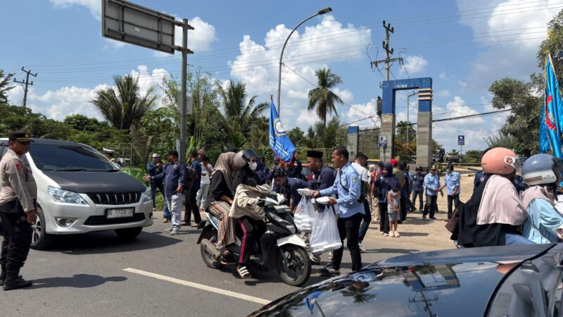 Mayday di Kota Lubuk Linggau Bersinergi, Buruh Bersama Aparat kepolisian Aksi Sosial Bagikan Nasi Kotak Kepada Pengguna Jalan 