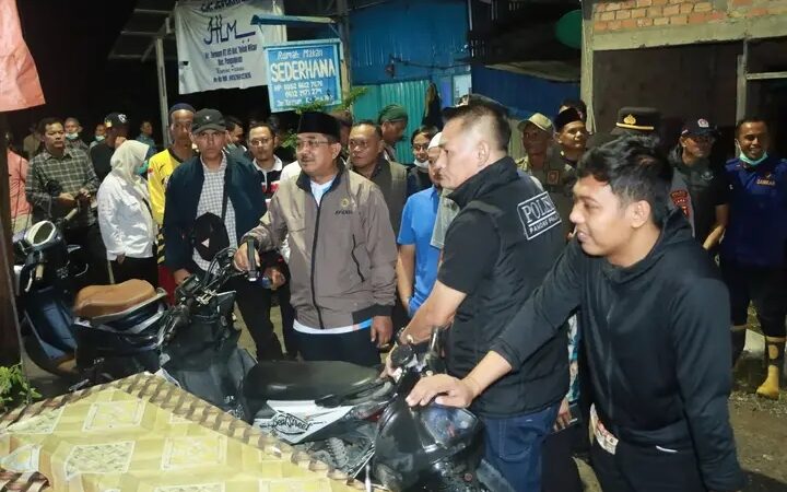 Tinjau Lokasi Kebakaran di Teluk Nilau, Bupati Anwar Sadat Instruksikan Penanganan Maksimal