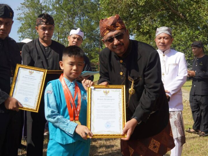 PEMKAB BERIKAN BEASISWA DI MOMENTUM HARIDIKNAS, BUPATI SUKABUMI” WUJUDKAN SDM UNGGUL DAN BERDAYASAING”