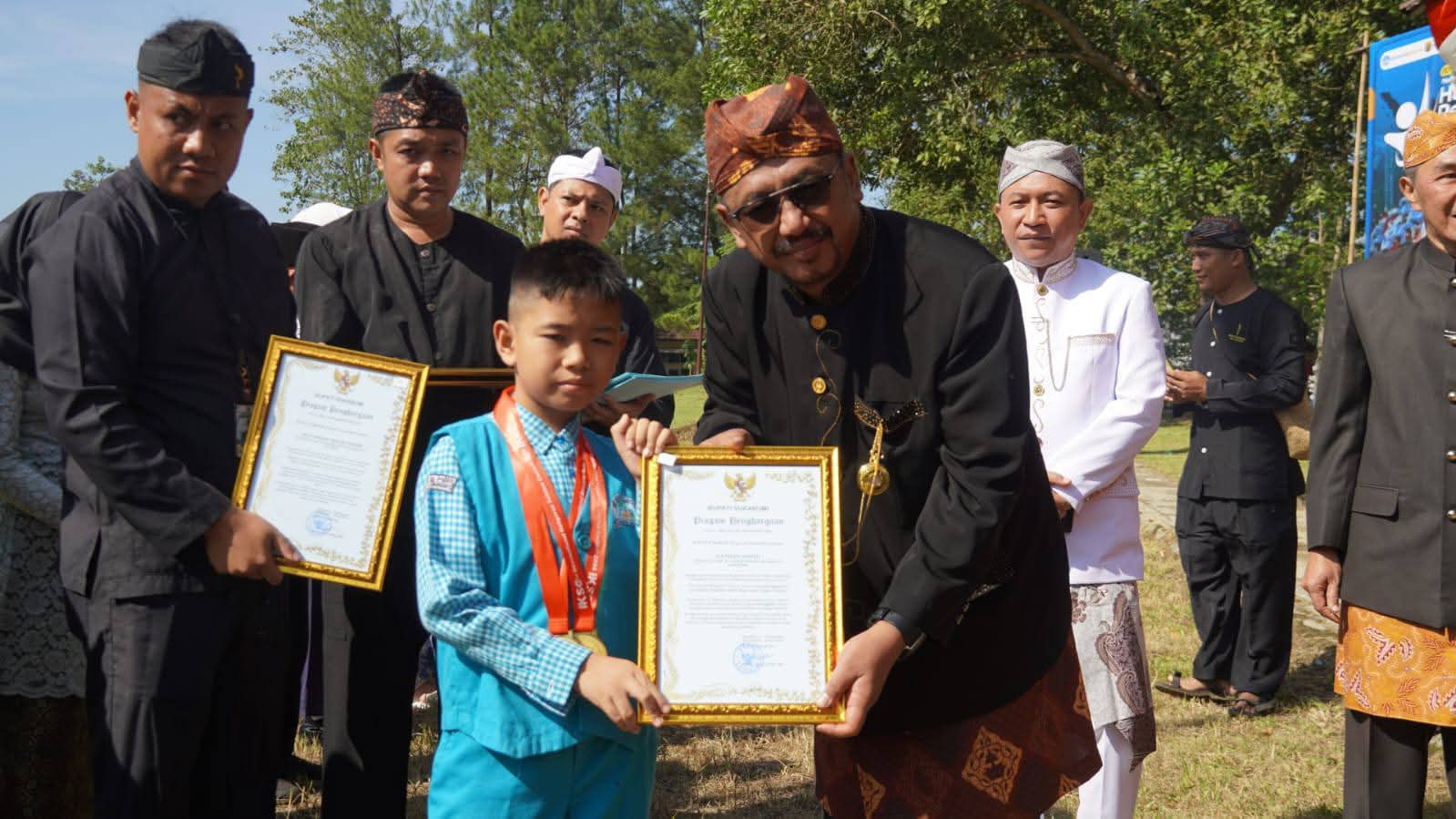 PEMKAB BERIKAN BEASISWA DI MOMENTUM HARIDIKNAS, BUPATI SUKABUMI” WUJUDKAN SDM UNGGUL DAN BERDAYASAING”
