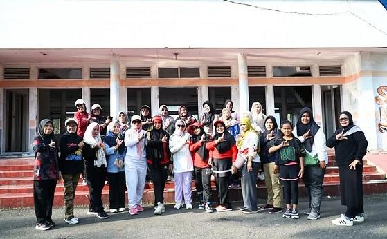 PENUH SEMANGAT, BUPATI MAYA HASMITA BERBAUR BERSAMA WARGA DALAM SENAM SEHAT DI PADANG BULAN