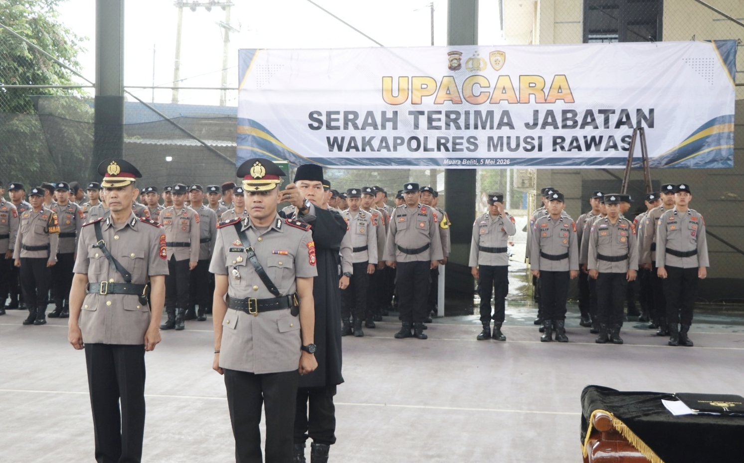 “Tongkat Estafet” Wakapolres Musi Rawas Resmi Berganti, Sertijab Berlangsung Khidmat di Tengah Hujan Rintik