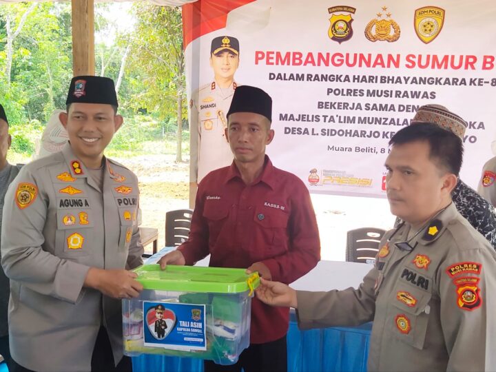 Raih Peringkat Pertama Pembangunan Sumur Bor Terbanyak se-Sumsel, Kapolres Musi Rawas Terima Apresiasi Kapolda Sumsel Saat Resmikan Sumur Bor di Desa L Sidoarjo