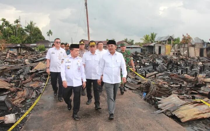 Gubernur Jambi Bersama Bupati dan Wabup Tinjau Lokasi Kebakaran serta Serahkan Bantuan di Teluk Nilau