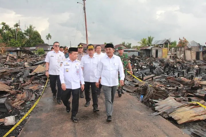 Gubernur Jambi Bersama Bupati dan Wabup Tinjau Lokasi Kebakaran serta Serahkan Bantuan di Teluk Nilau