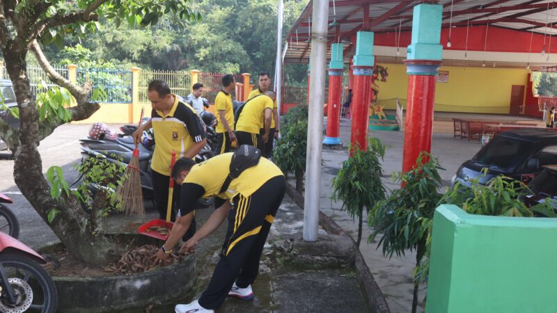 Polres Lubuk Linggau Lakukan Aksi Bersih Bersih Secara merata Mulai dari Masjid Gereja Kelenteng hingga Vihara sebagai wujud nyata Toleransi Beragama dan kepedulian Sosial