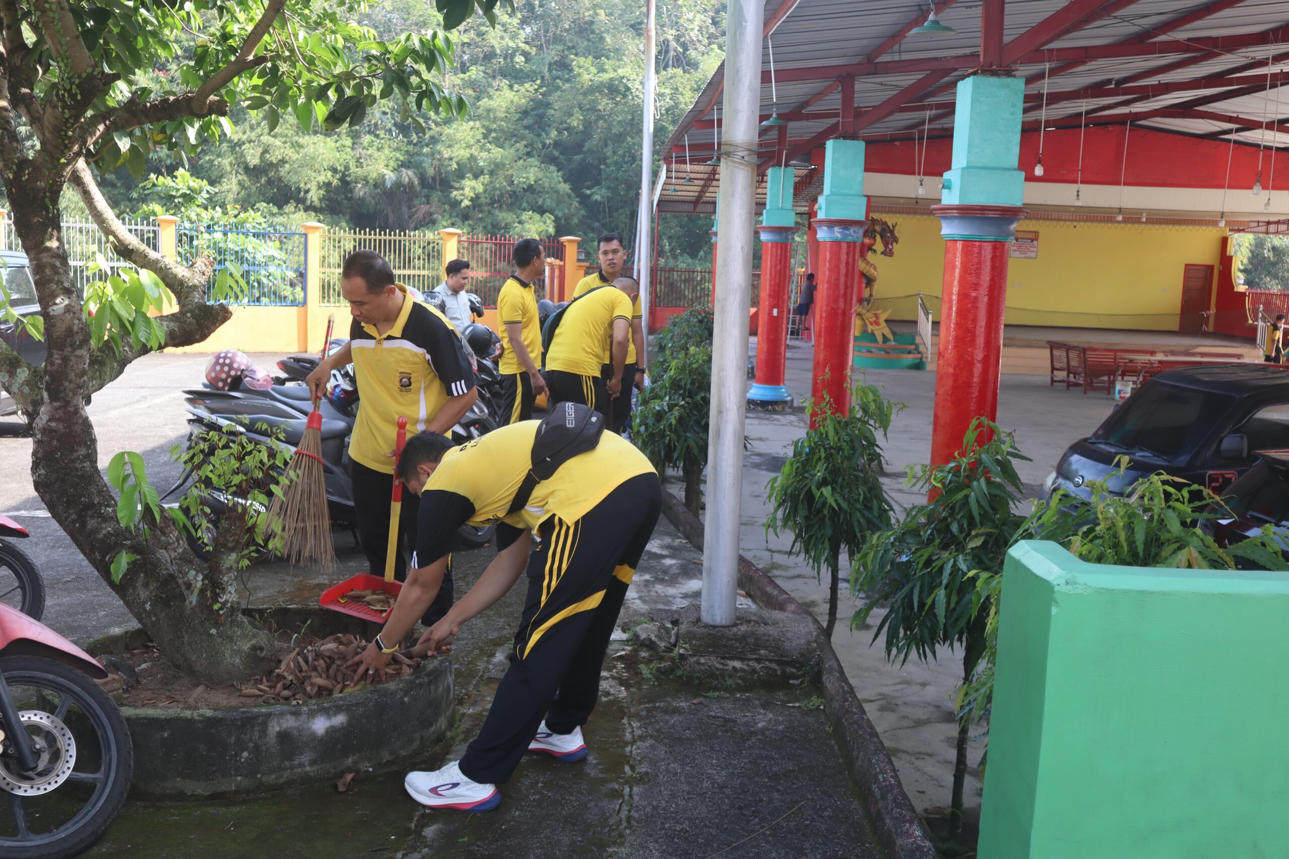 Polres Lubuk Linggau Lakukan Aksi Bersih Bersih Secara merata Mulai dari Masjid Gereja Kelenteng hingga Vihara sebagai wujud nyata Toleransi Beragama dan kepedulian Sosial