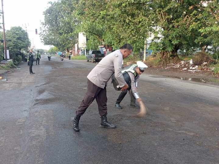 Polres Musi Rawas Sigap Tangani Tumpahan Minyak Penyebab Kecelakaan di Simpang F Tugumulyo