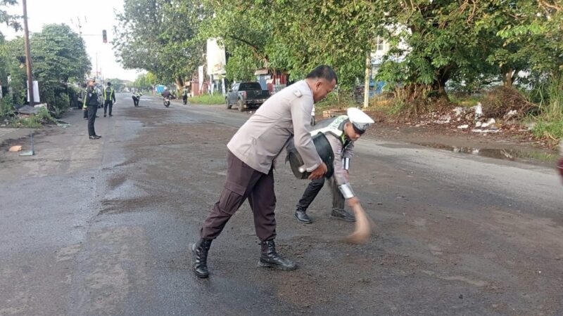 Polres Musi Rawas Sigap Tangani Tumpahan Minyak Penyebab Kecelakaan di Simpang F Tugumulyo