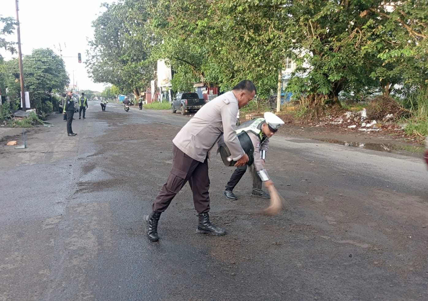 Polres Musi Rawas Sigap Tangani Tumpahan Minyak Penyebab Kecelakaan di Simpang F Tugumulyo