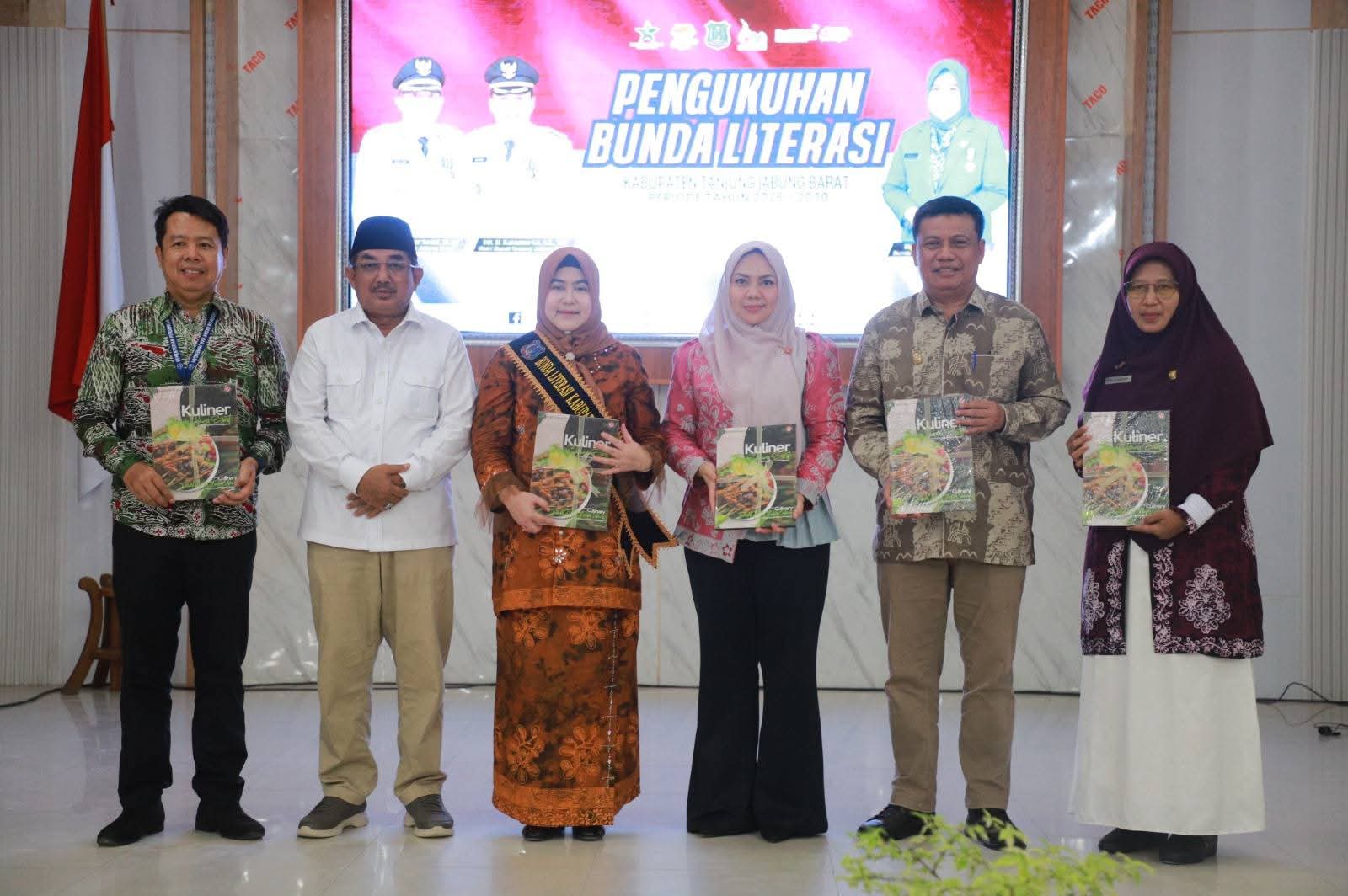 Bupati dan Bunda Literasi Tanjab Barat Luncurkan Buku Kuliner Khas Daerah pada Pengukuhan Bunda Literasi 2026