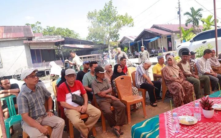 Bupati Anwar Sadat Kembali Serahkan Bantuan Kebakaran Teluk Nilau