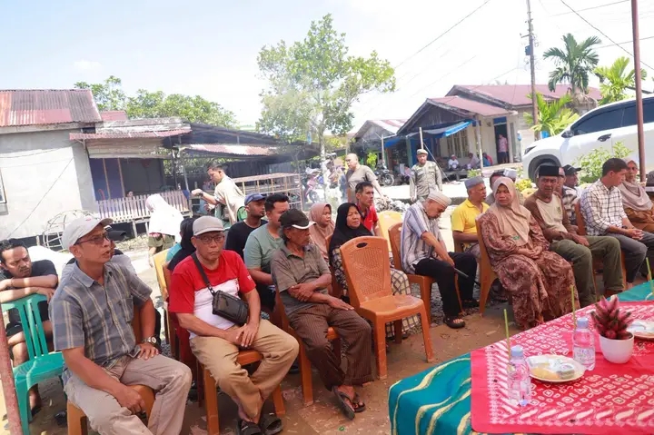 Bupati Anwar Sadat Kembali Serahkan Bantuan Kebakaran Teluk Nilau