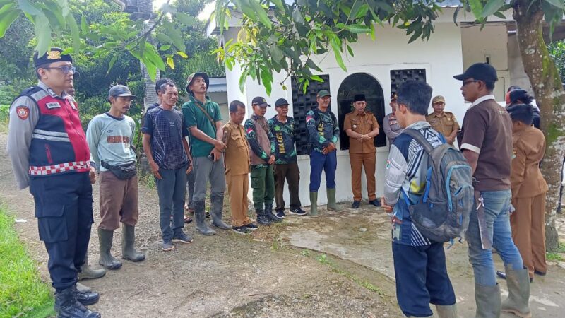 Polsek Jayaloka Bersama Tim Gabungan Survei Lokasi Pemasangan Perangkap Beruang Madu di Sukakarya