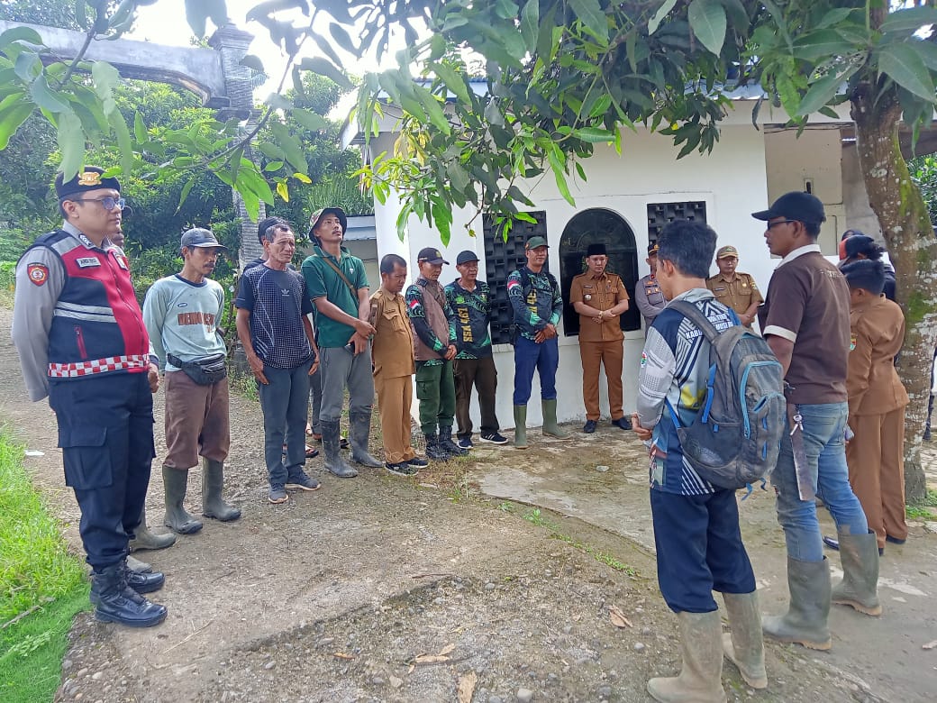 Polsek Jayaloka Bersama Tim Gabungan Survei Lokasi Pemasangan Perangkap Beruang Madu di Sukakarya