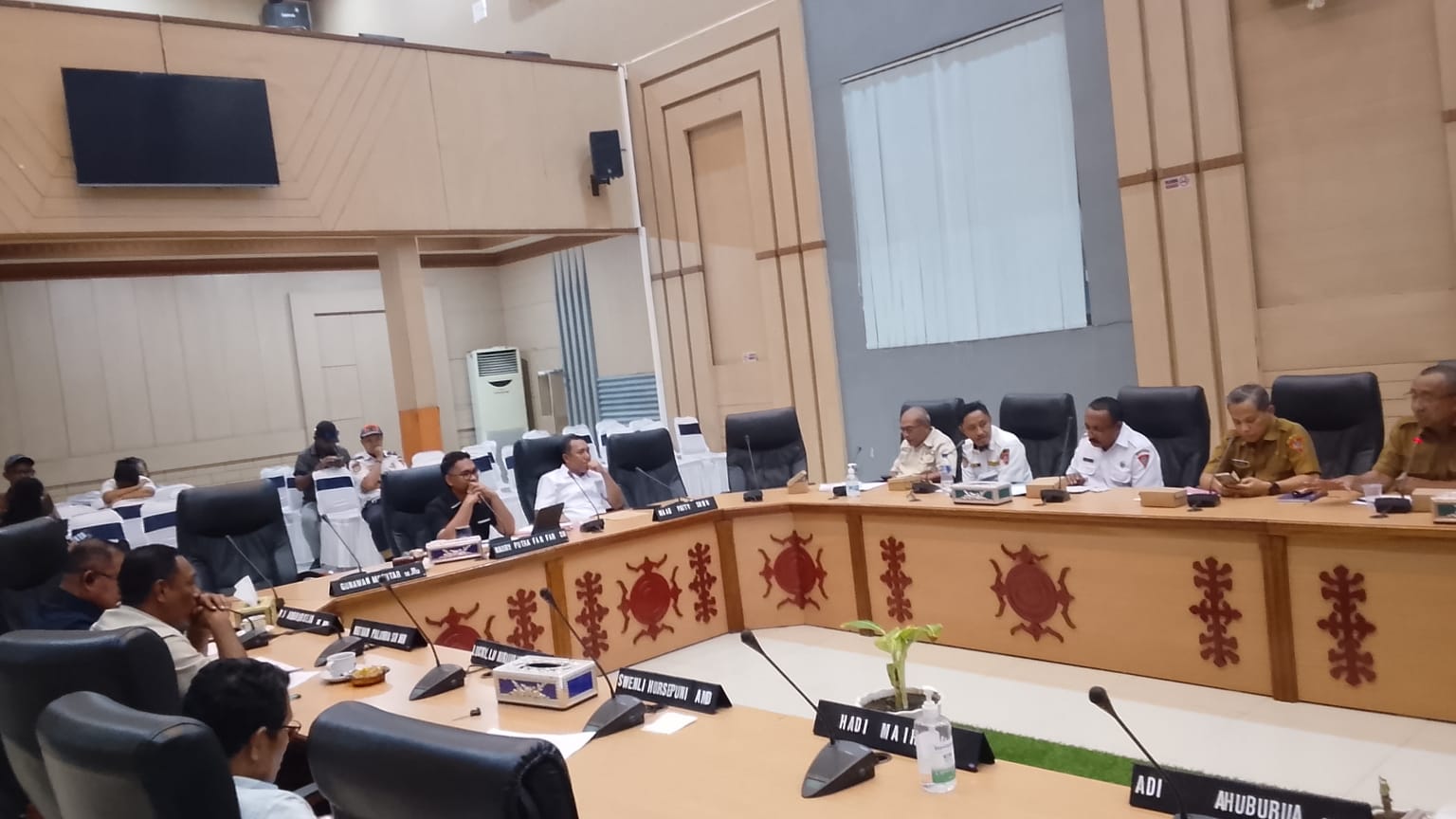 Bangun TPS Dongkrak PAD Komsi lll DPRD Ambon Adakan Rapat 