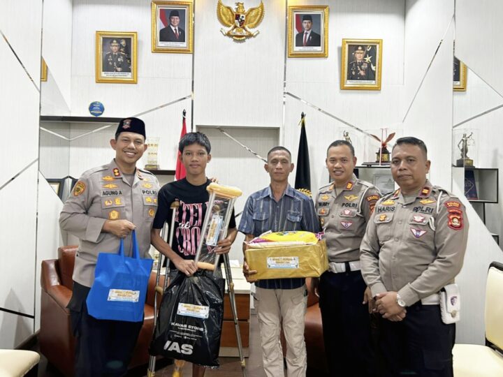 Sentuhan Humanis Kapolres Musi Rawas di Hari Bhayangkara ke-80, Korban Lakalantas Terima Bantuan Tongkat dan Sembako