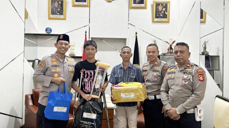 Sentuhan Humanis Kapolres Musi Rawas di Hari Bhayangkara ke-80, Korban Lakalantas Terima Bantuan Tongkat dan Sembako