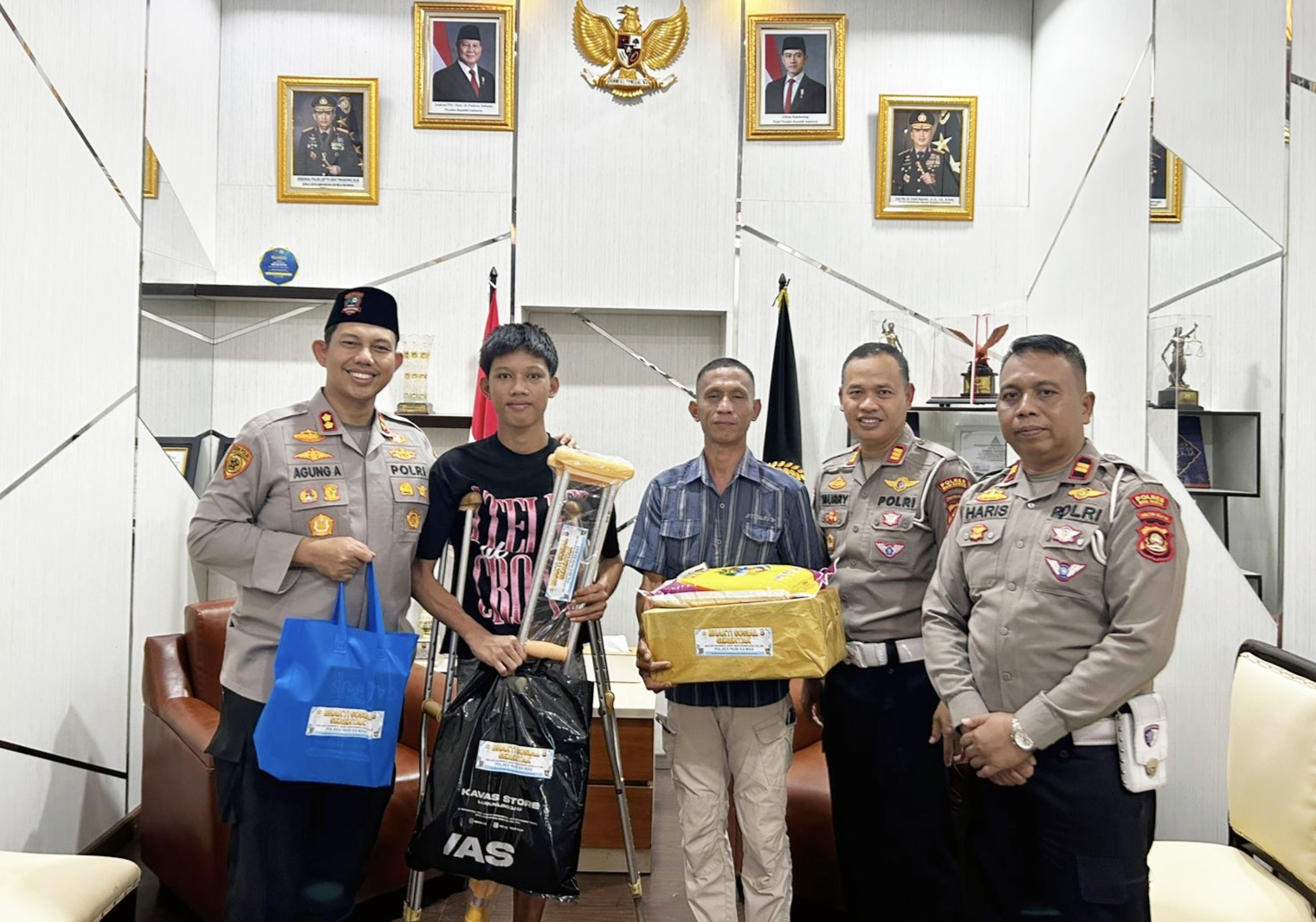 Sentuhan Humanis Kapolres Musi Rawas di Hari Bhayangkara ke-80, Korban Lakalantas Terima Bantuan Tongkat dan Sembako