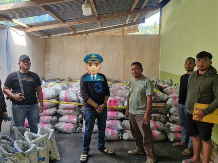 Dirreskrimsus Polda Gorontalo KBP DR MARULY PARDEDE ,SH, SIK, MH, Dalam Operasi Menangkap 2 Orang Terduga Pelaku Penambang Tidak Memiliki IPR 