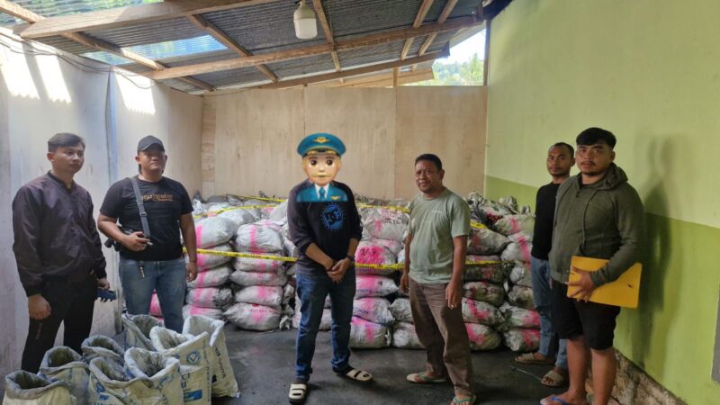 Dirreskrimsus Polda Gorontalo KBP DR MARULY PARDEDE ,SH, SIK, MH, Dalam Operasi Menangkap 2 Orang Terduga Pelaku Penambang Tidak Memiliki IPR