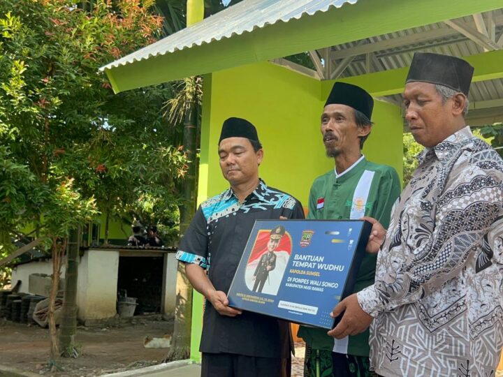 SINERGI RELIGI: KAPOLRES MUSI RAWAS MENYERAHKAN BANTUAN TEMPAT WUDHU DARI KAPOLDA SUMSEL UNTUK PONPES WALISONGO