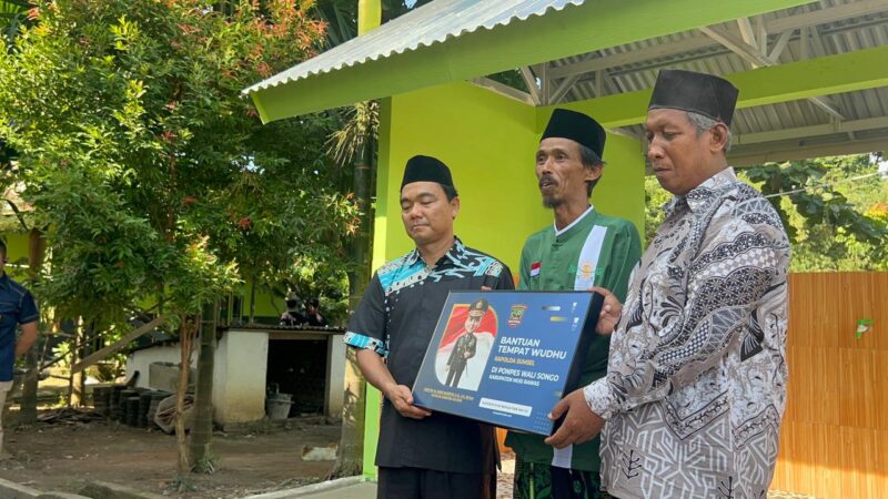 SINERGI RELIGI: KAPOLRES MUSI RAWAS MENYERAHKAN BANTUAN TEMPAT WUDHU DARI KAPOLDA SUMSEL UNTUK PONPES WALISONGO